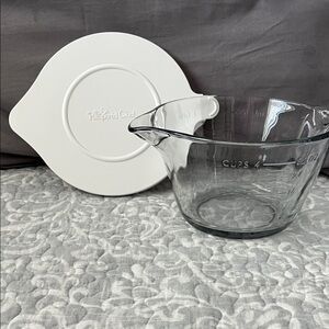 Pampered Chef Glass Measuring Cup with White Lid